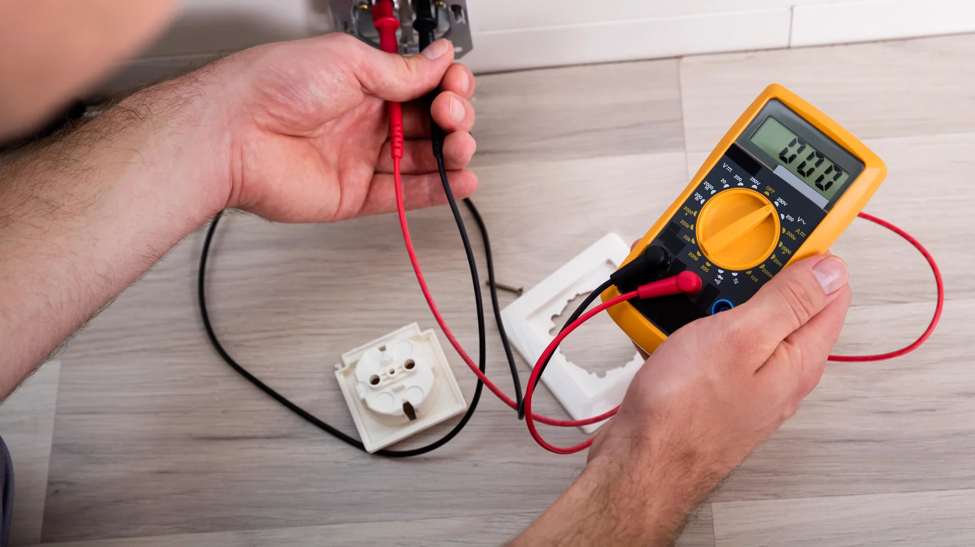 Électricien professionnel en intervention à Paris